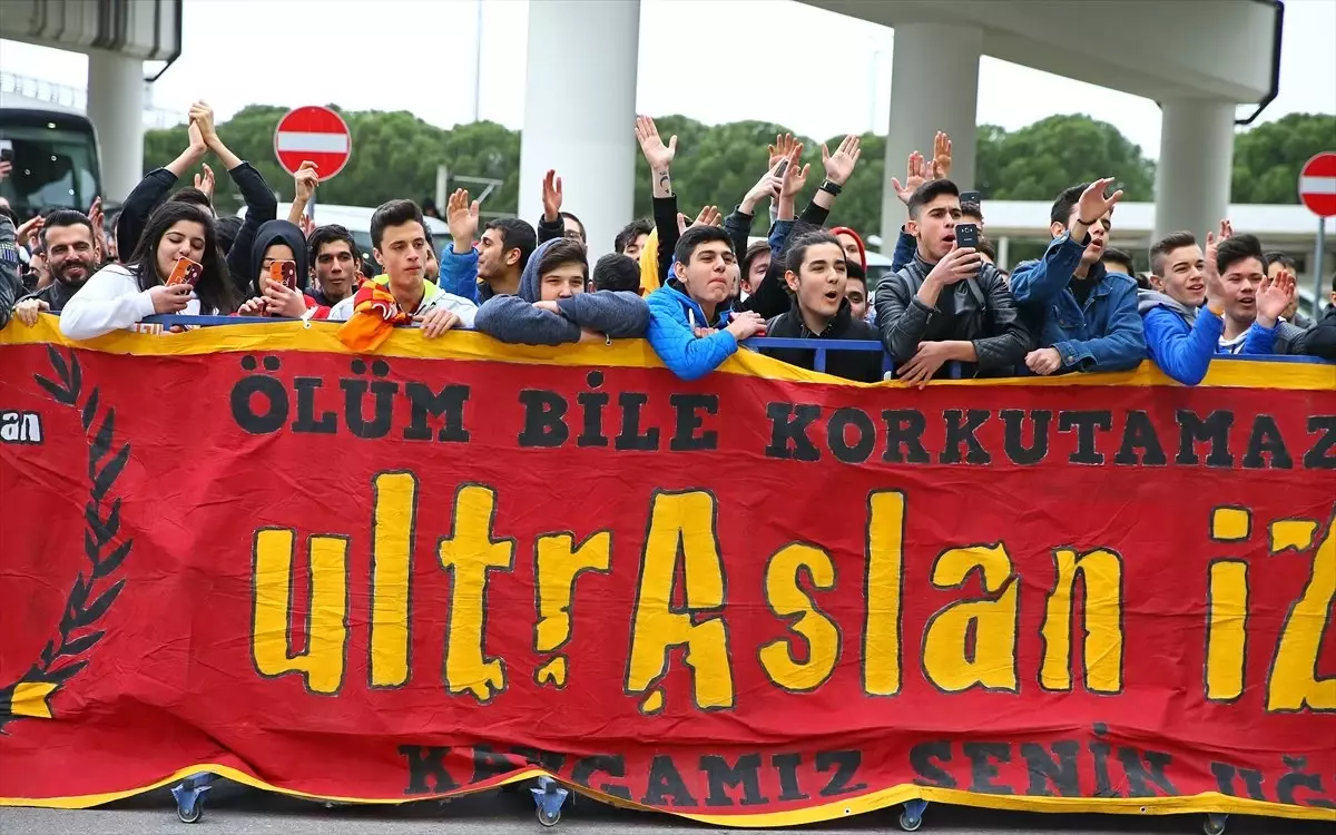 Galatasaray Kafilesi İzmir\'e Geldi