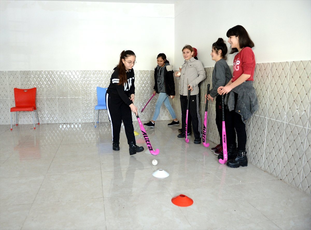 Hokey Sporcuları Şampiyonaya "Yemekhanede" Hazırlanıyor