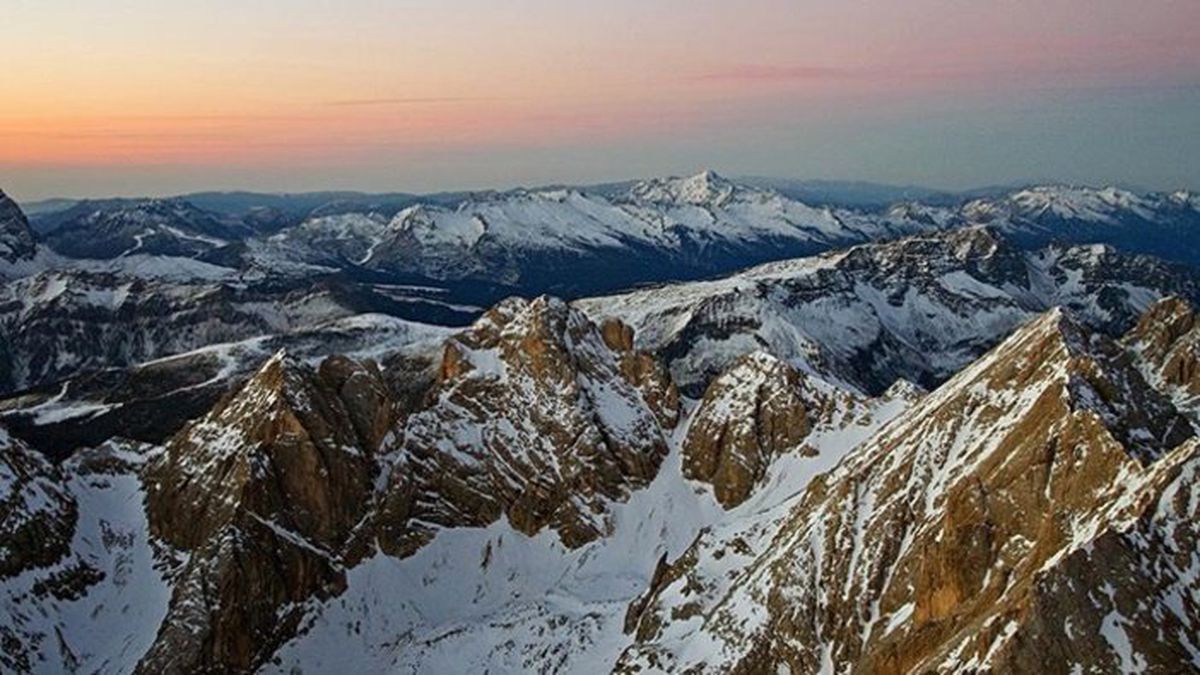 İtalyan Alpleri\'nde uçak ve helikopter havada çarpıştı: 5 ölü, 2 yaralı