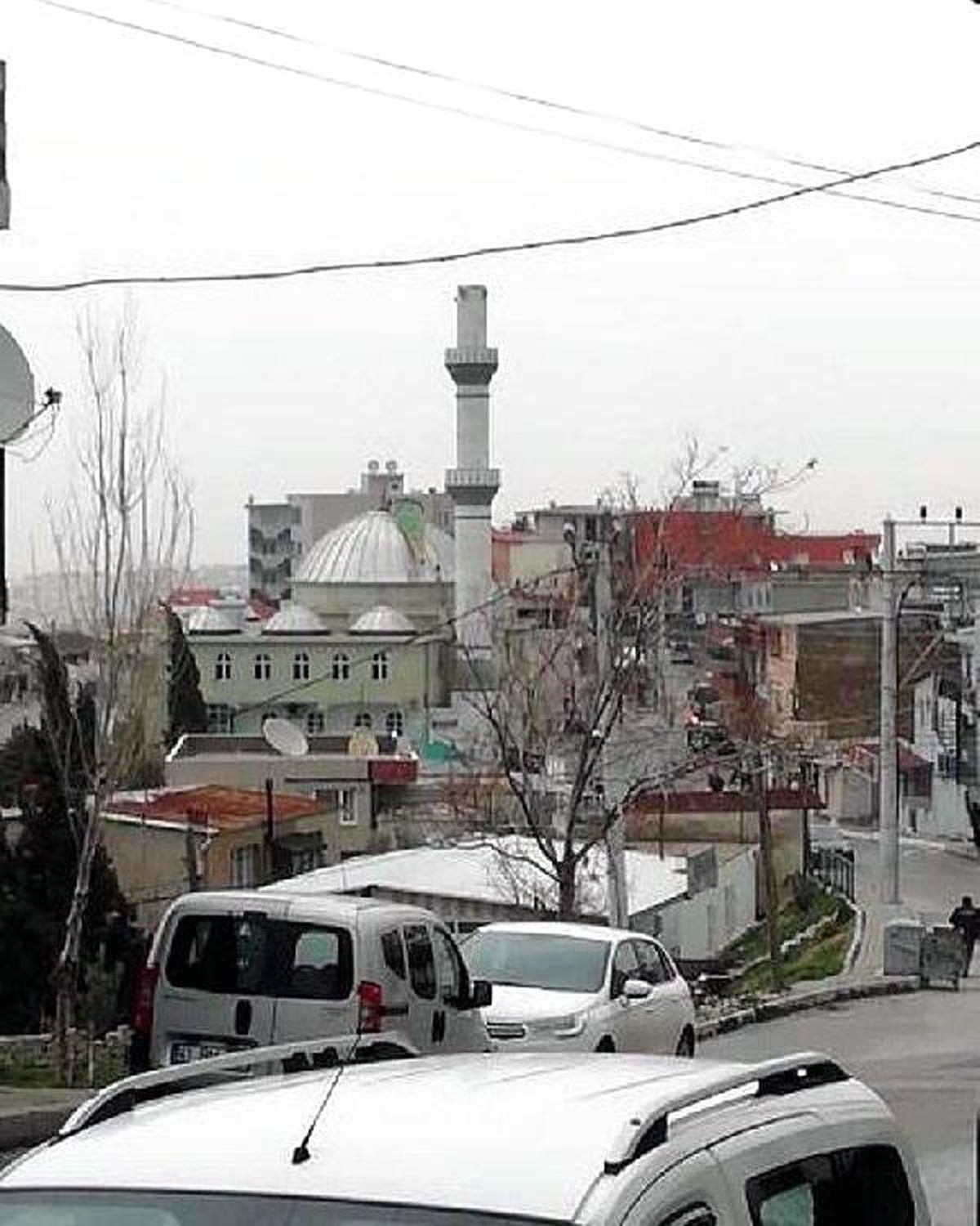 İzmir\'de Fırtına Nedeniyle Ağaçlar Devrildi, Çatılar Uçtu, Vapur Seferleri İptal Edildi