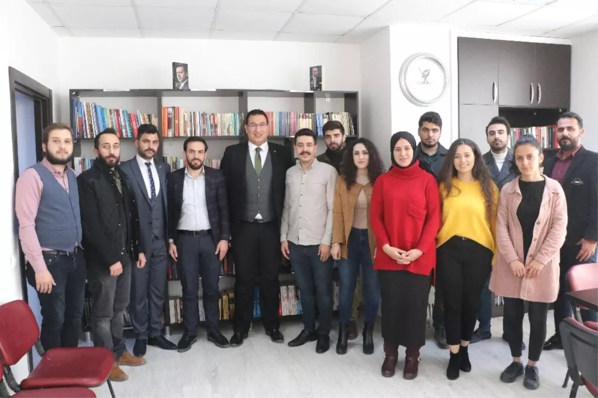 Kapısız Makam Odasını Kütüphaneye Çevirdi