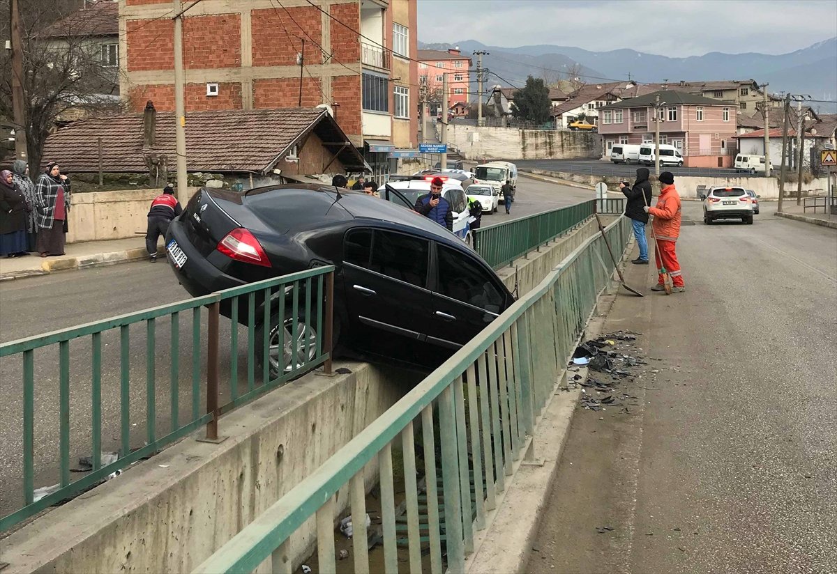 Karabük\'te Otomobil Su Kanalına Düştü