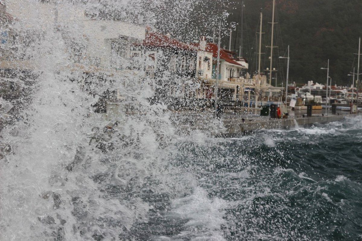 Marmaris\'te Rüzgarın Hızı 113 Kilometreye Ulaştı