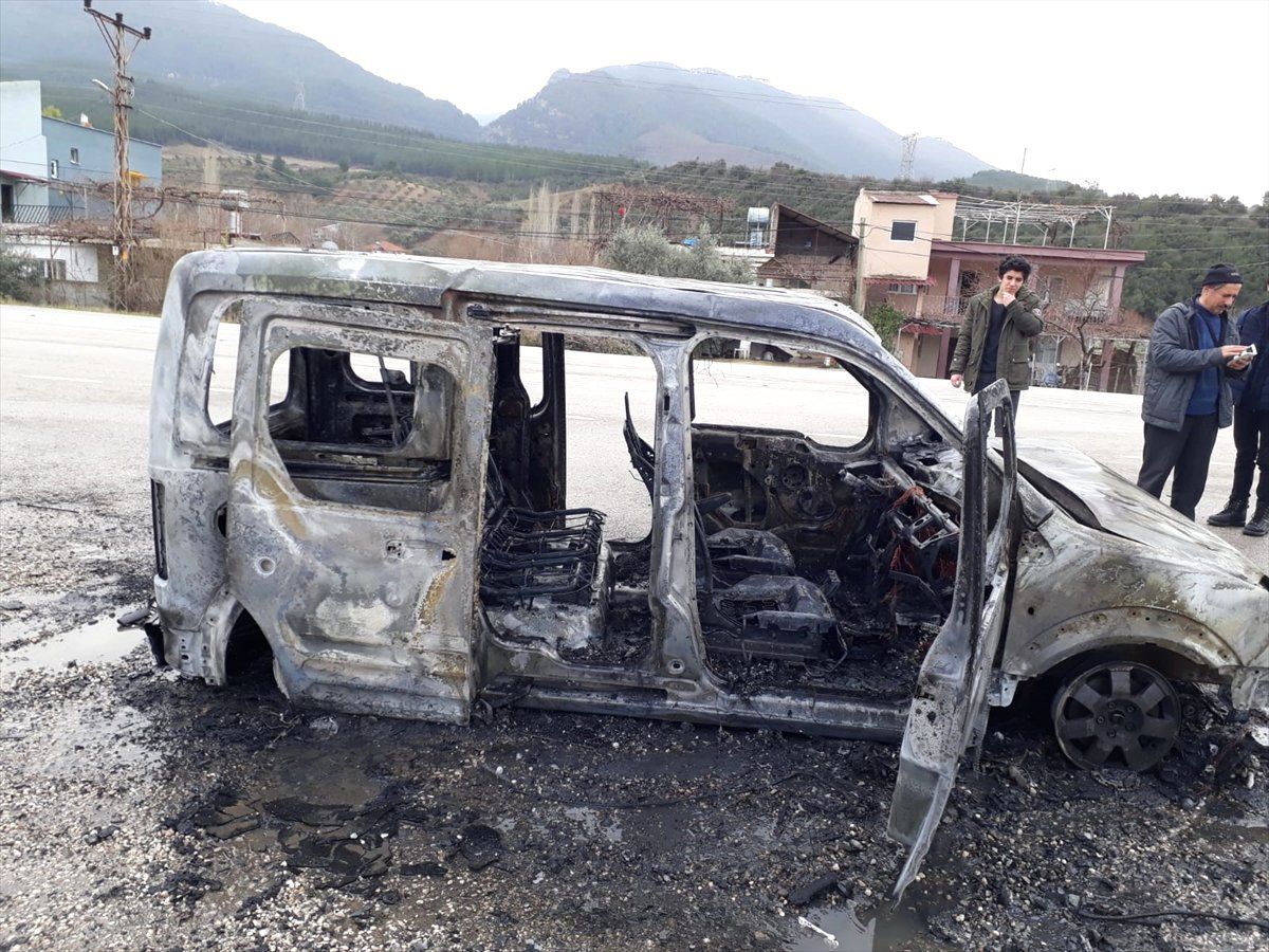 Osmaniye\'de Seyir Halindeki Kamyonet Yandı