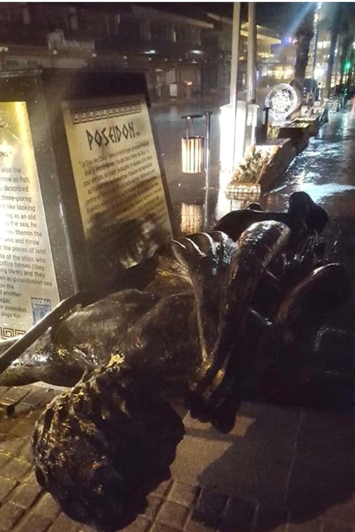 Poseidon Heykeli Fırtınaya Direnemedi