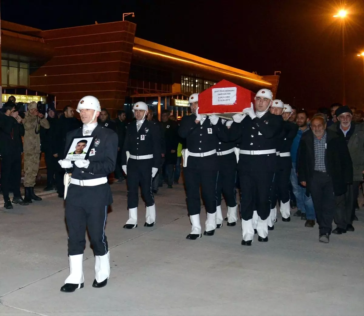 Şehit Polis Memurunun Cenazesi Erzurum\'a Getirildi