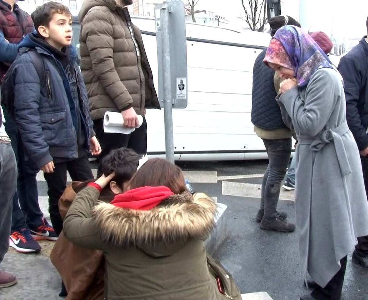Sultangazi\'de Ters Yöne Giren Araç Ticari Otomobille Çarpıştı: 4 Yaralı