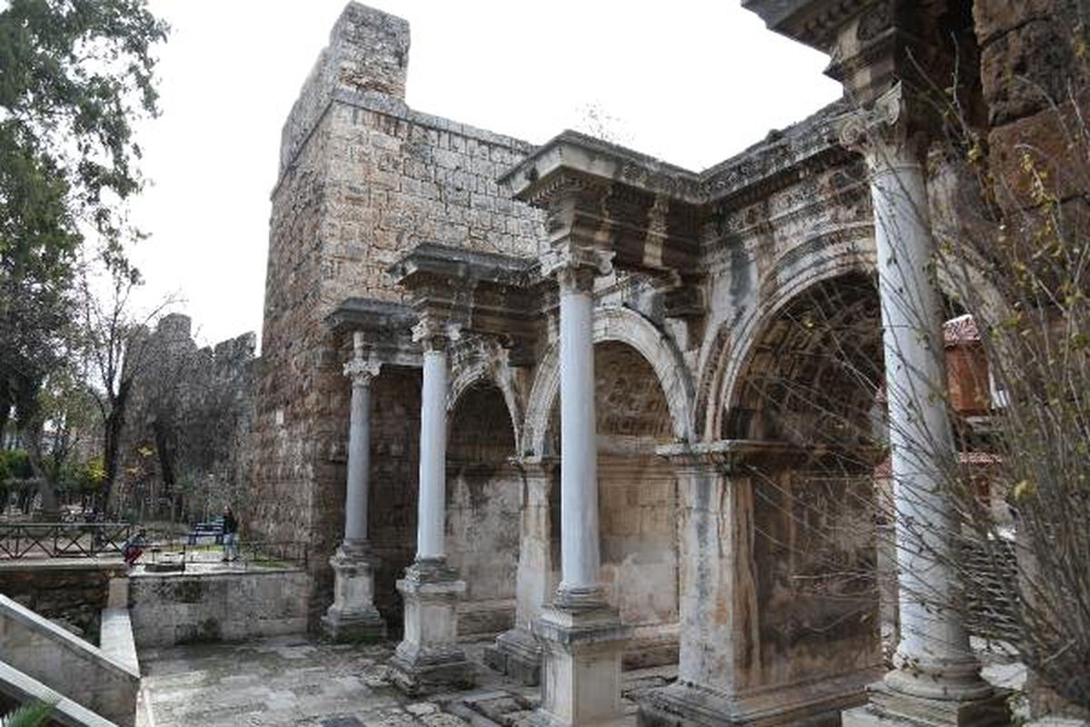 Tarihe \'Macerasever\' Hasarı