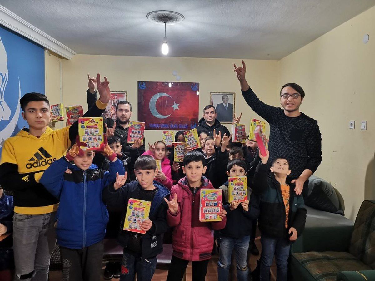 Ülkü Ocakları\'ndan Miniklere Kitap Seti Hediyesi