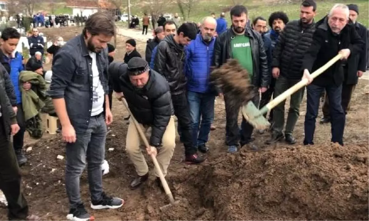 Ünlü Oyuncu Erkan Can\'ın Ağabeyi Son Yolculuğuna Uğurlandı (2)