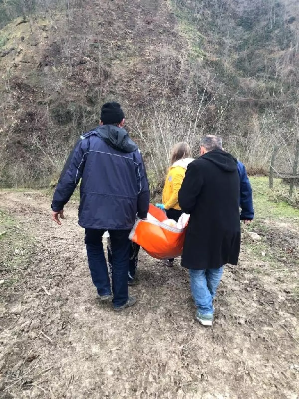 Vali Devreye Girdi, Oğlunun Sırtında Taşıdığı Anne Hastaneye Yatırıldı