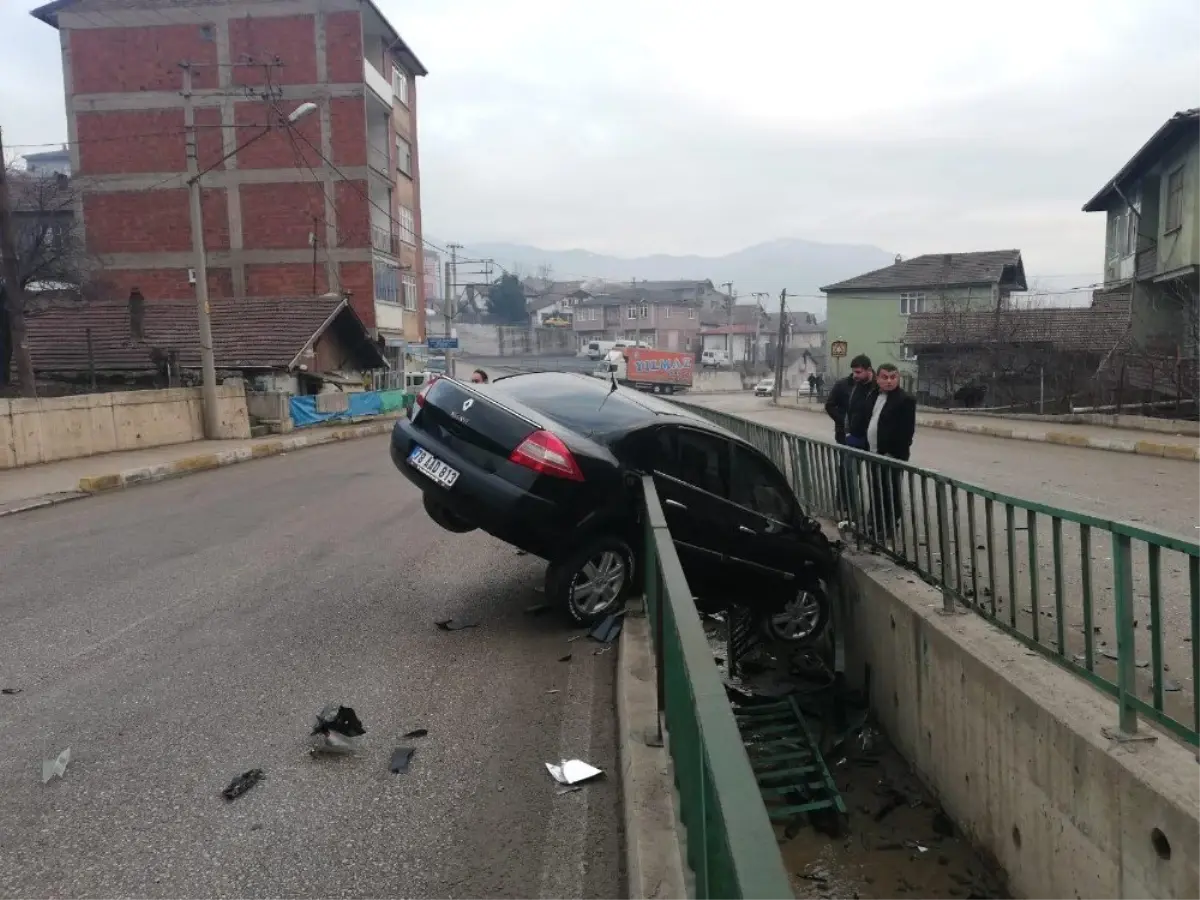 Yoldan Çıkan Otomobil Su Kanalında Askıda Kaldı