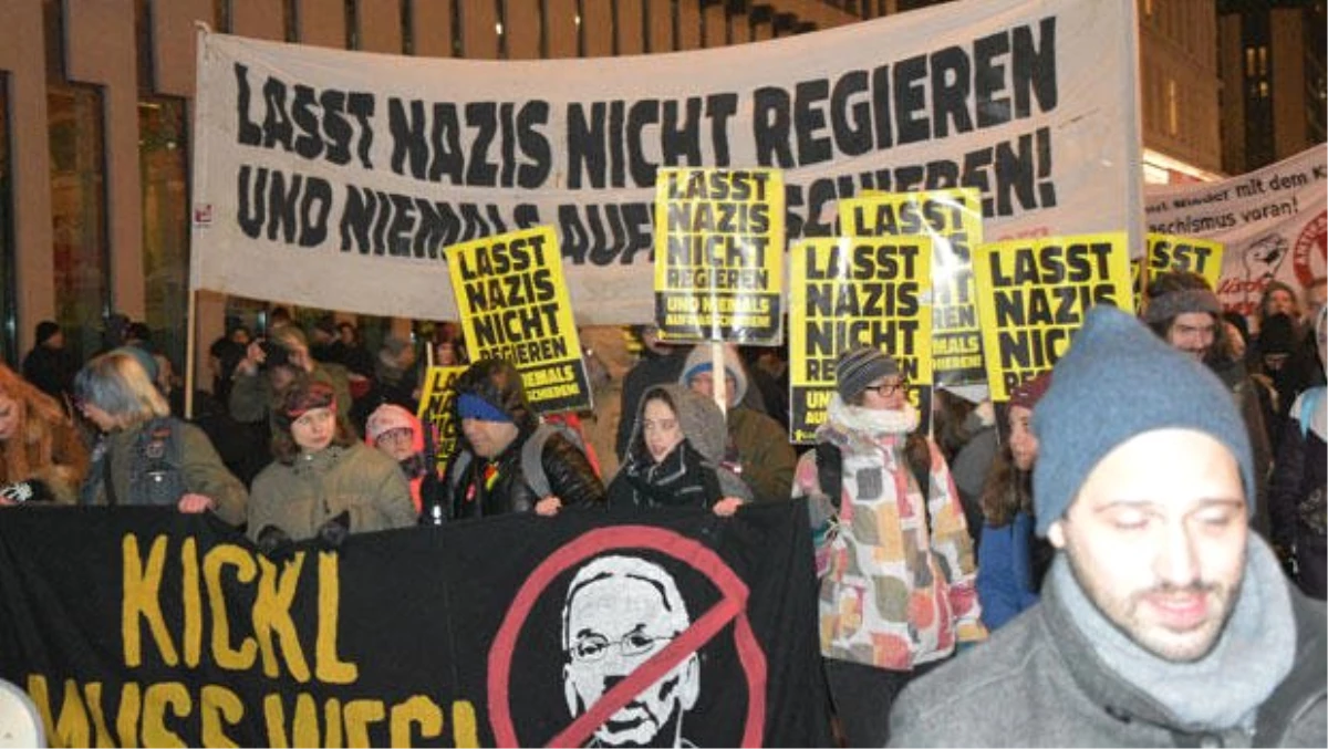 5 Bin Avusturyalıdan \'Nazilerin ve Zenginlerin Hükümeti Kahrolsun\' Gösterisi