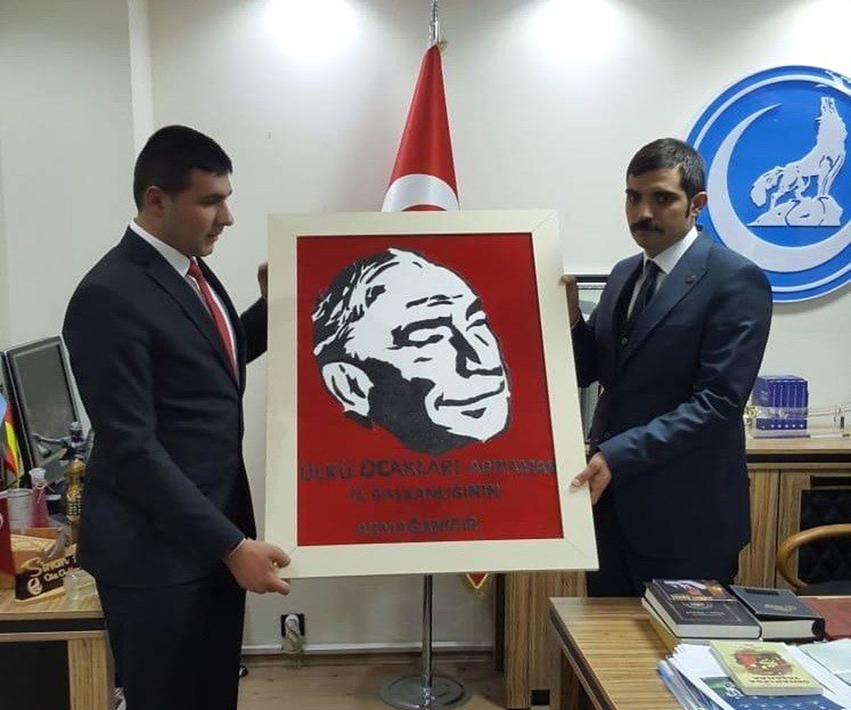 Adıyaman Ülkü Ocakları Genel Başkan Ateş\'e Tablo Hediye Etti