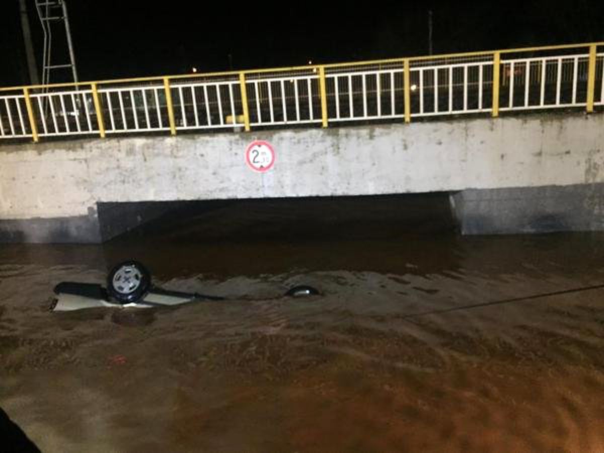 Alt Geçitte, Suda Mahsur Kalan Araç İçin Ekipler Seferber Oldu