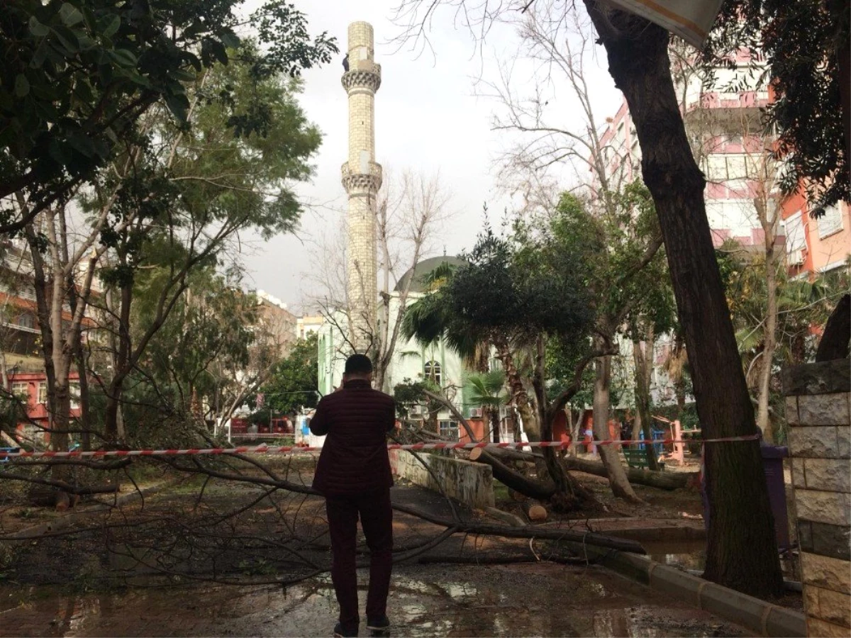 Antalya\'da Fırtına Cami Minaresini Yıktı