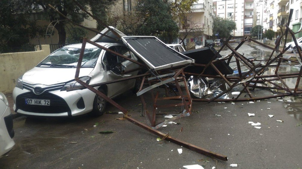 Antalya\'da Fırtına Sonrası Temizlik Çalışmaları Devam Ediyor