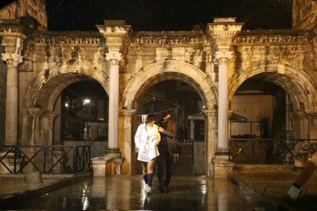 Antalya\'da Fırtına ve Yağmur Etkili Oluyor