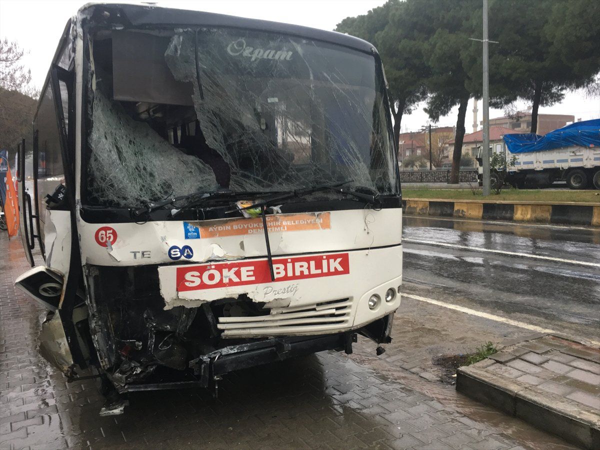 Aydın\'da İki Minibüs Çarpıştı: 7 Yaralı