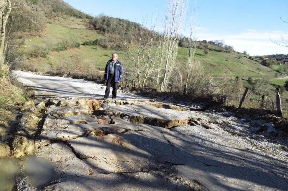 Biga\'da Çömlekçi ile Karaağaç Köyü Arasındaki Yol Çöktü