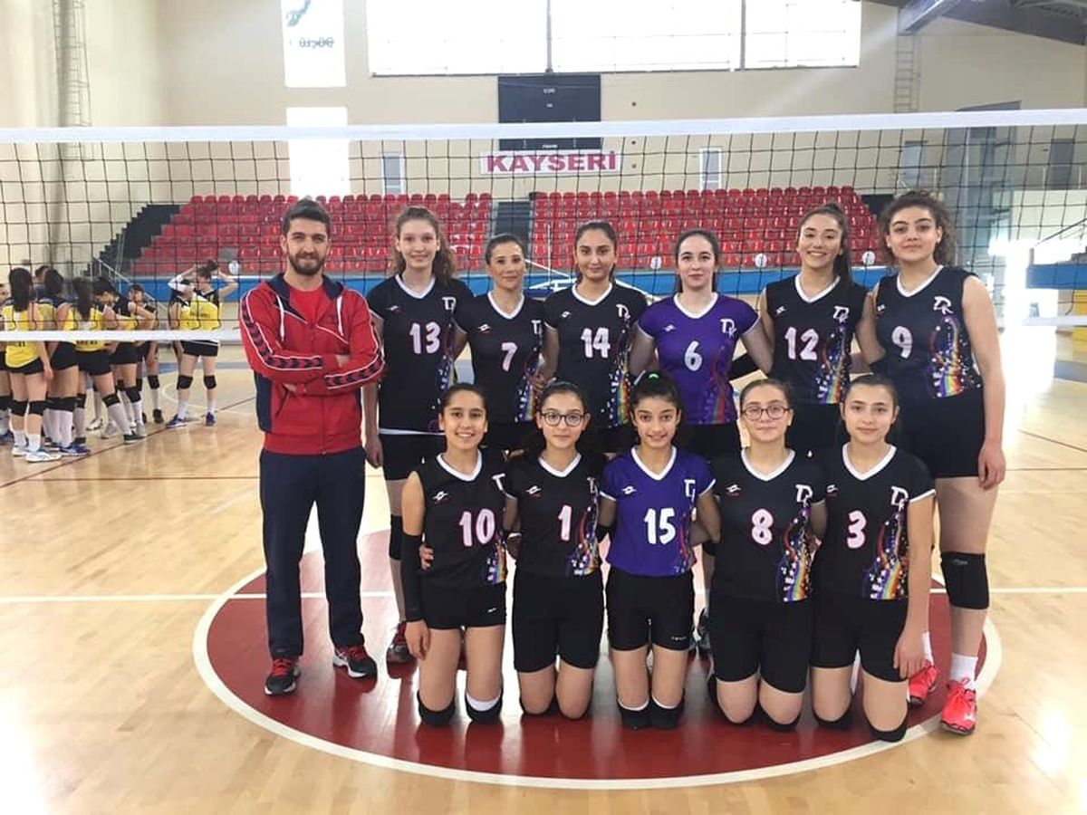 Bölgesel Lig Bayanlar Voleybol\'da İzzet Öksüzkayaspor Finalde