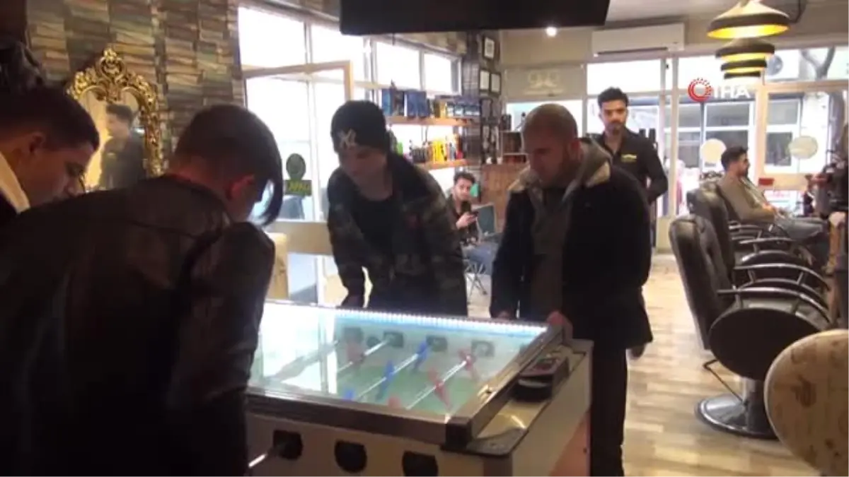 Bu Berberde Sıra Bekleyenler Sıkılmıyor! Müşteriler Ücretsiz Faydalanıyor