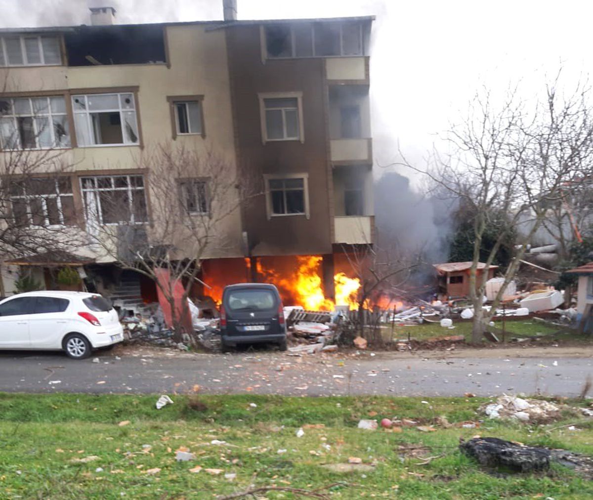 Büyükçekmece\'de Apartmanda Şiddetli Patlama: 1\'i Ağır 2 Yaralı