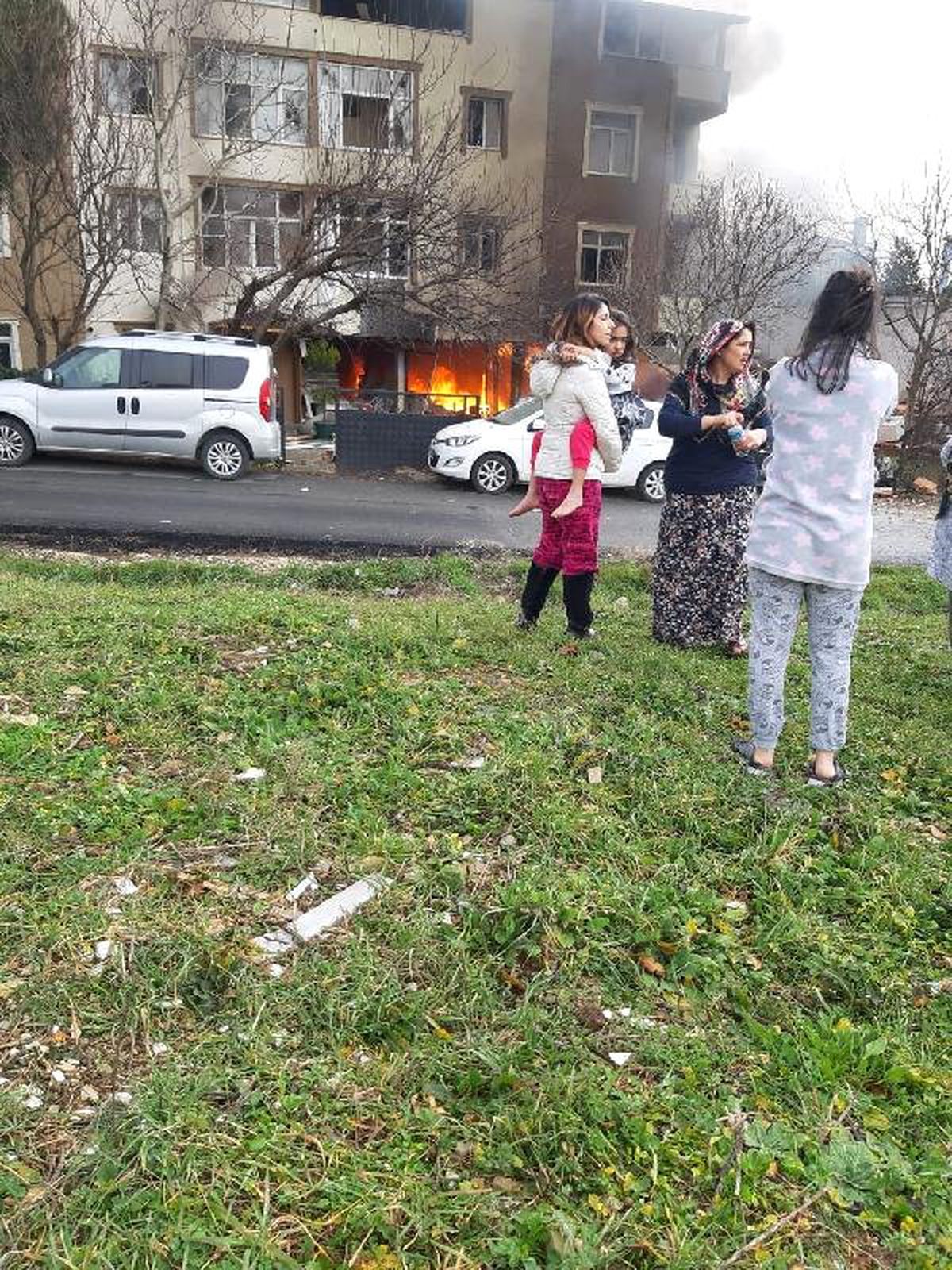 Büyükçekmece\'de Bir Binada Patlama Sonrası Yangın (1)
