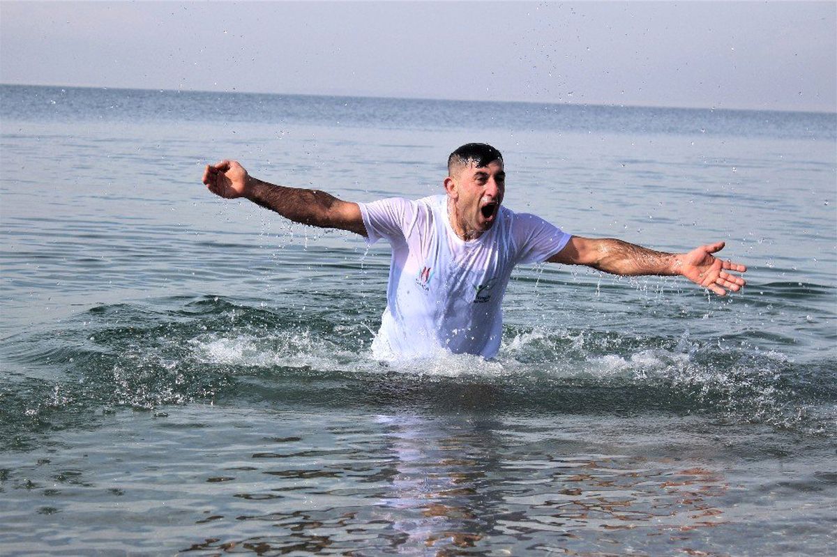 Buz Gibi Havada Van Gölü\'nün Mavi Bayraklı Plajında Yüzdüler