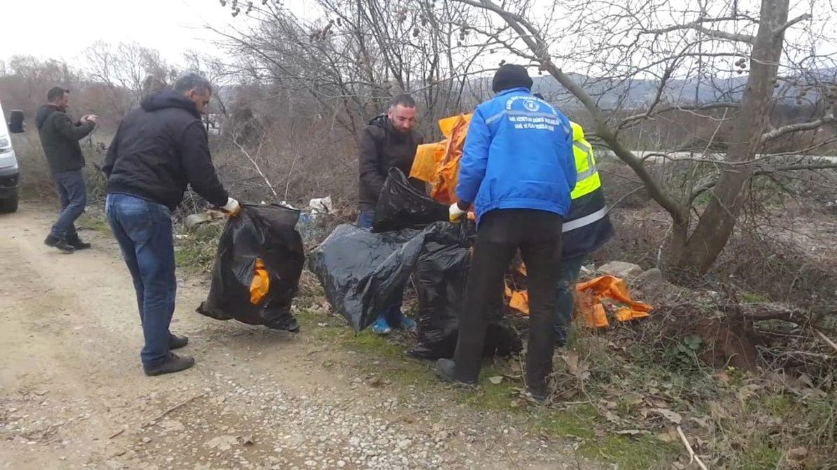 Çevre Felaketi Yaşanan Dereye Çevre Müdürlüğü ve Büyükşehir El Attı