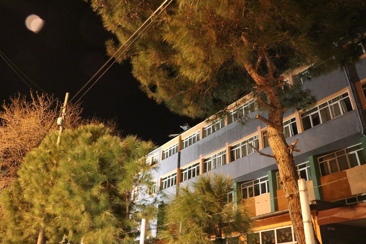 Denizli\'de Rüzgar Nedeniyle Okulun Çatısı Zarar Gördü