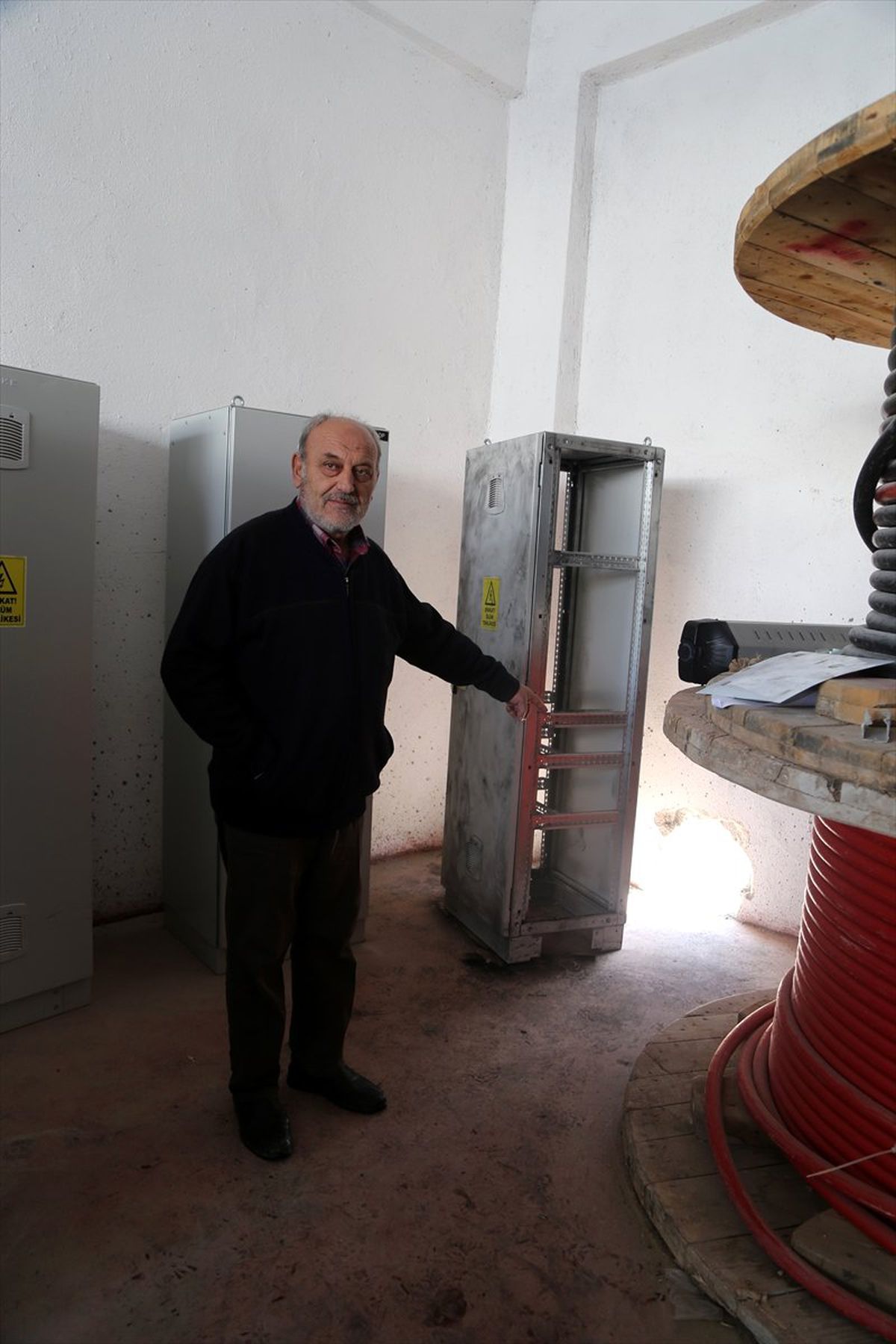 Depo Duvarını Delip 150 Bin Liralık Bakır Kablo Çaldılar