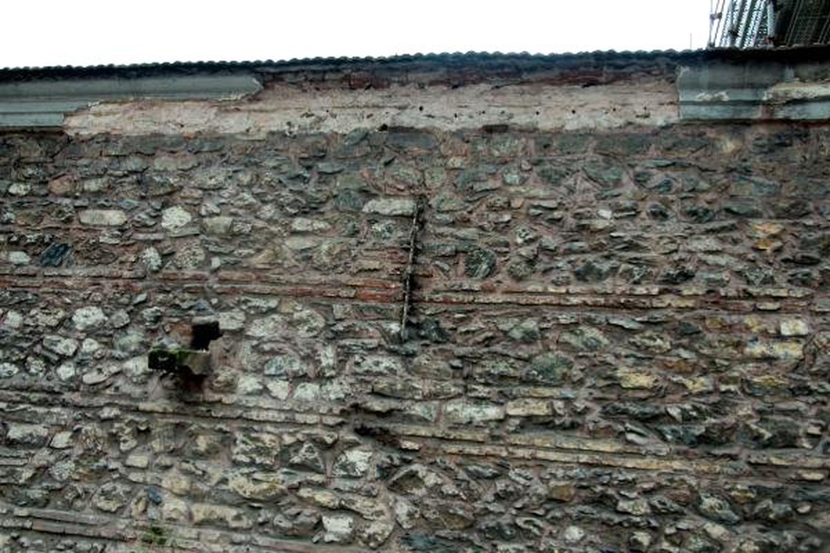 Dolmabahçe Sarayı\'nın Duvarından Dökülen Taşlar Tehlike Saçıyor
