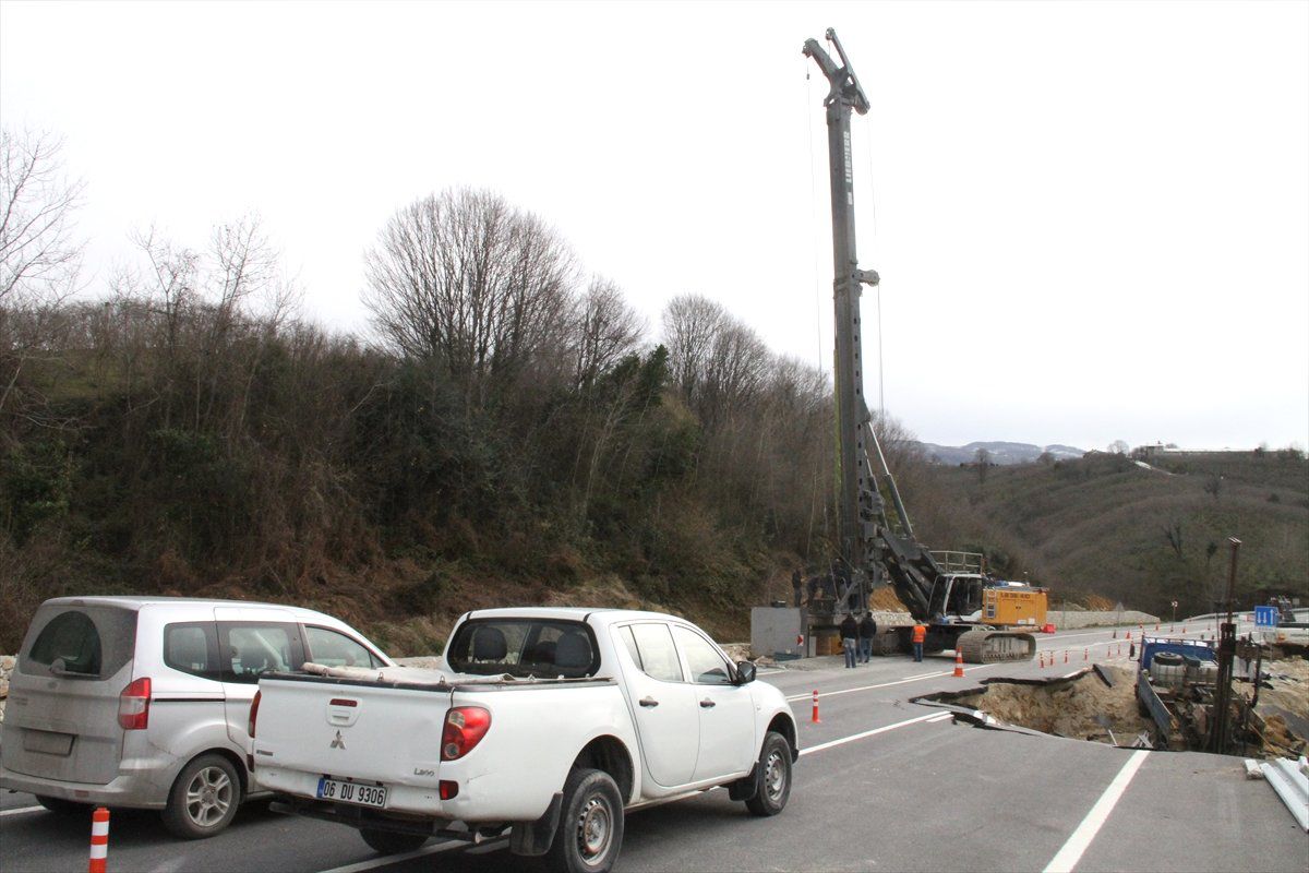Düzce\'de Heyelan Nedeniyle Yolun Trafiğe Kapatılması