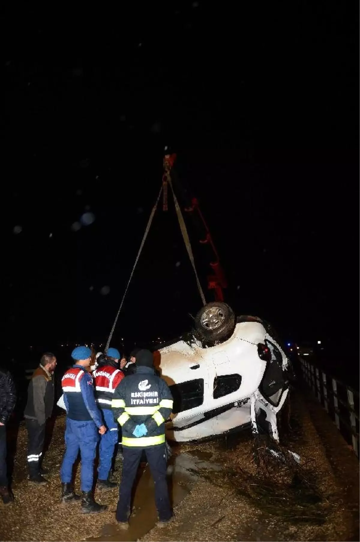 Eskişehir\'de Sulama Kanalına Devrilen Otomobilin Sürücüsü Öldü