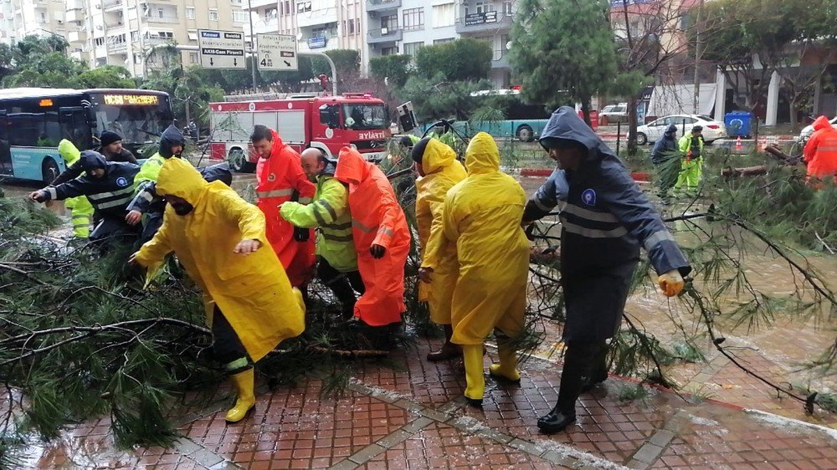 Fırtına Ağaçları Kökünden Söktü, Seyir Halindeki Otomobillerin Üzerine Devirdi