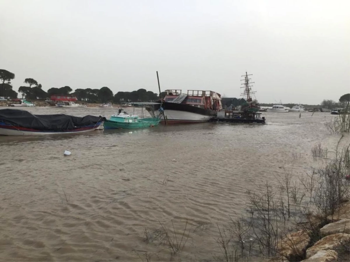 Fırtına Tekneleri Vurdu, Tur Teknesi Sürüklendi