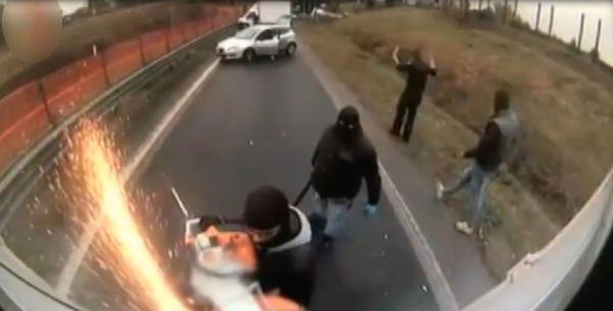 İtalya\'da Elektrikli Testere ile Zırhlı Araç Soygunu Kamerada