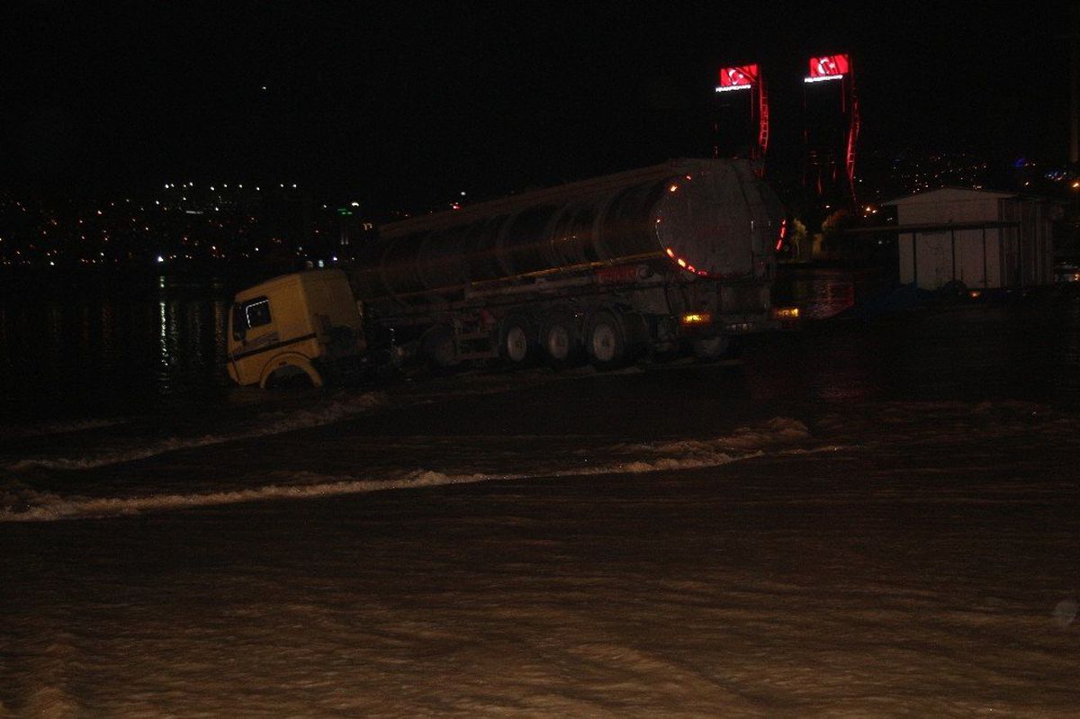 İzmir\'de Tır Denize Düştü