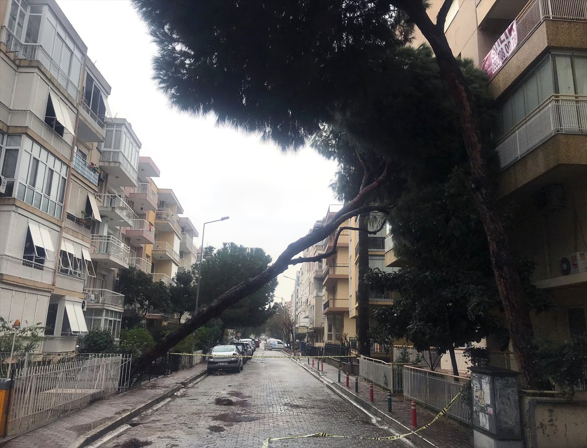 İzmir\'de Yağmur ve Fırtına