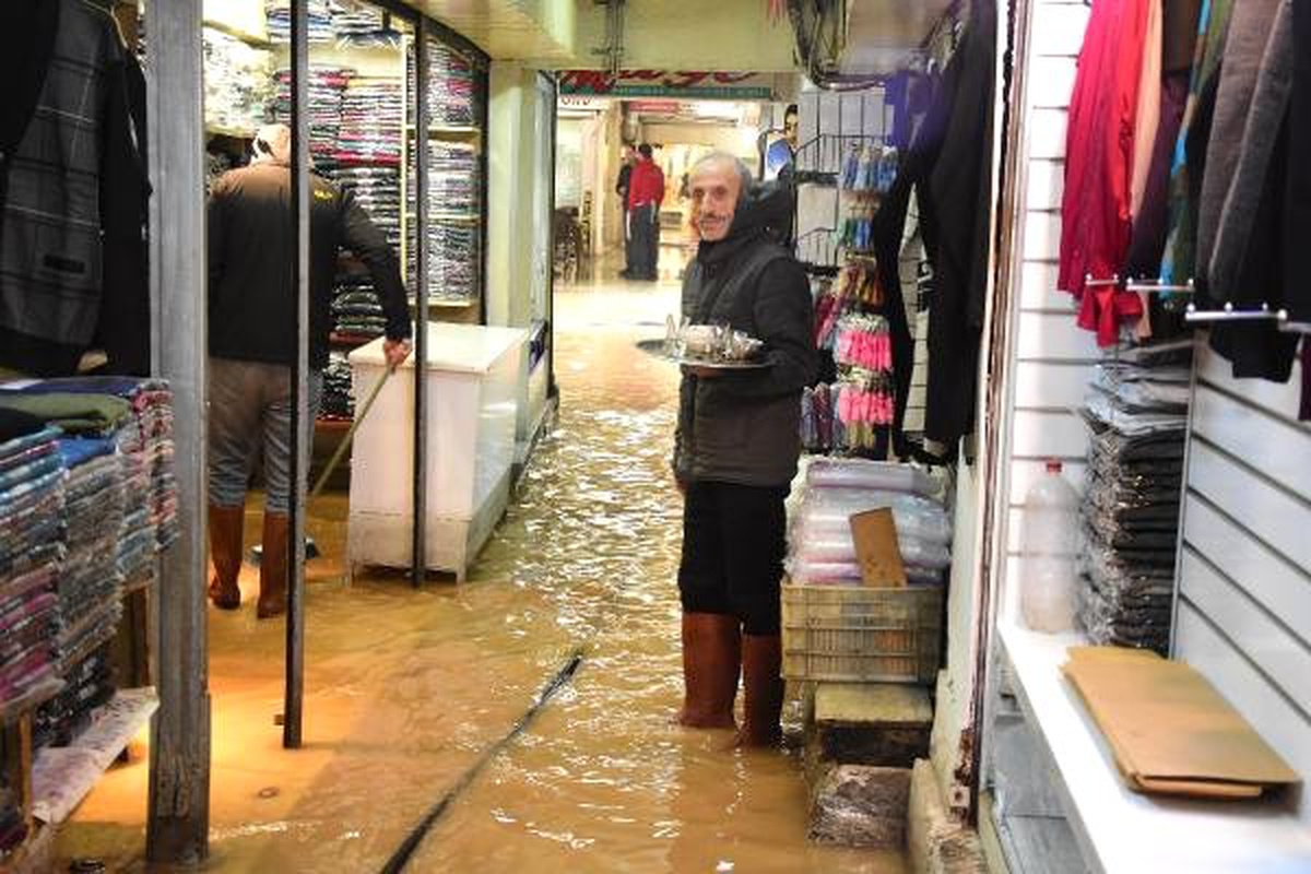 İzmir\'de, Yağmur ve Fırtınanın Yaraları Sarılıyor