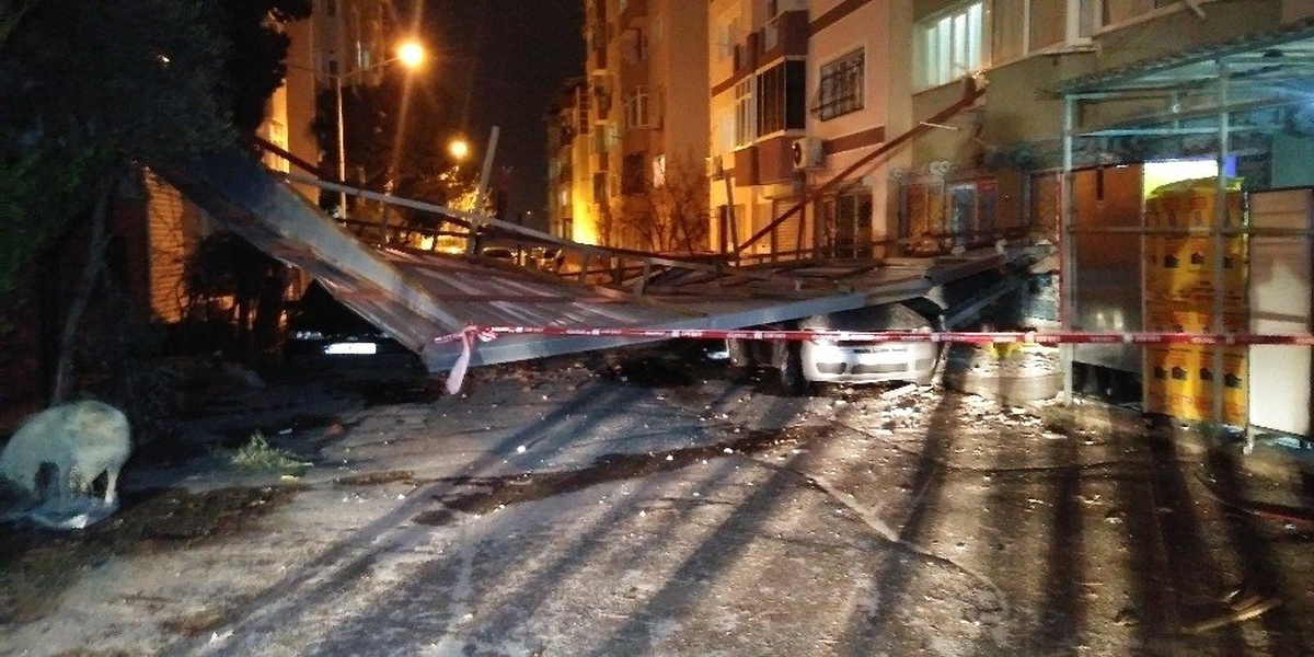 İzmir Fırtınanın Ardından Normale Dönüyor