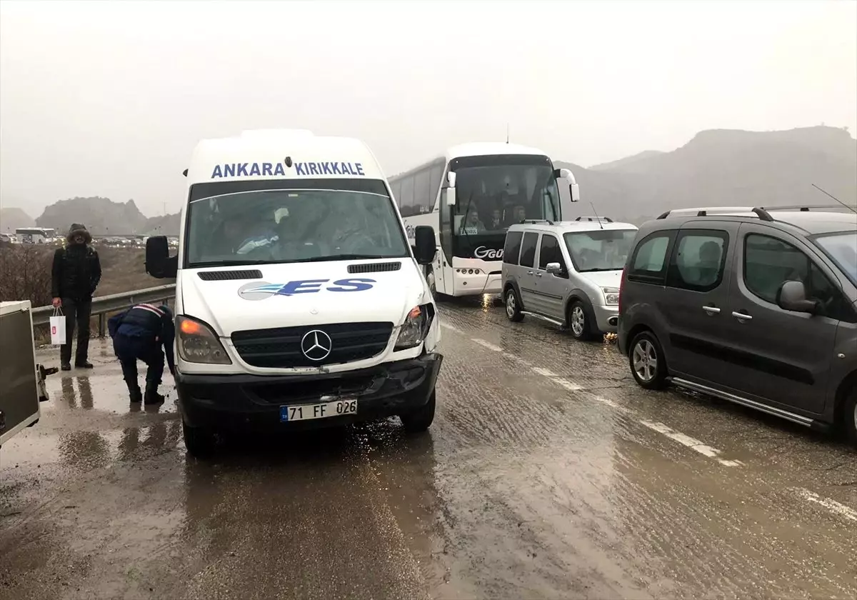 Kırıkkale\'de Trafik Kazaları: 8 Yaralı