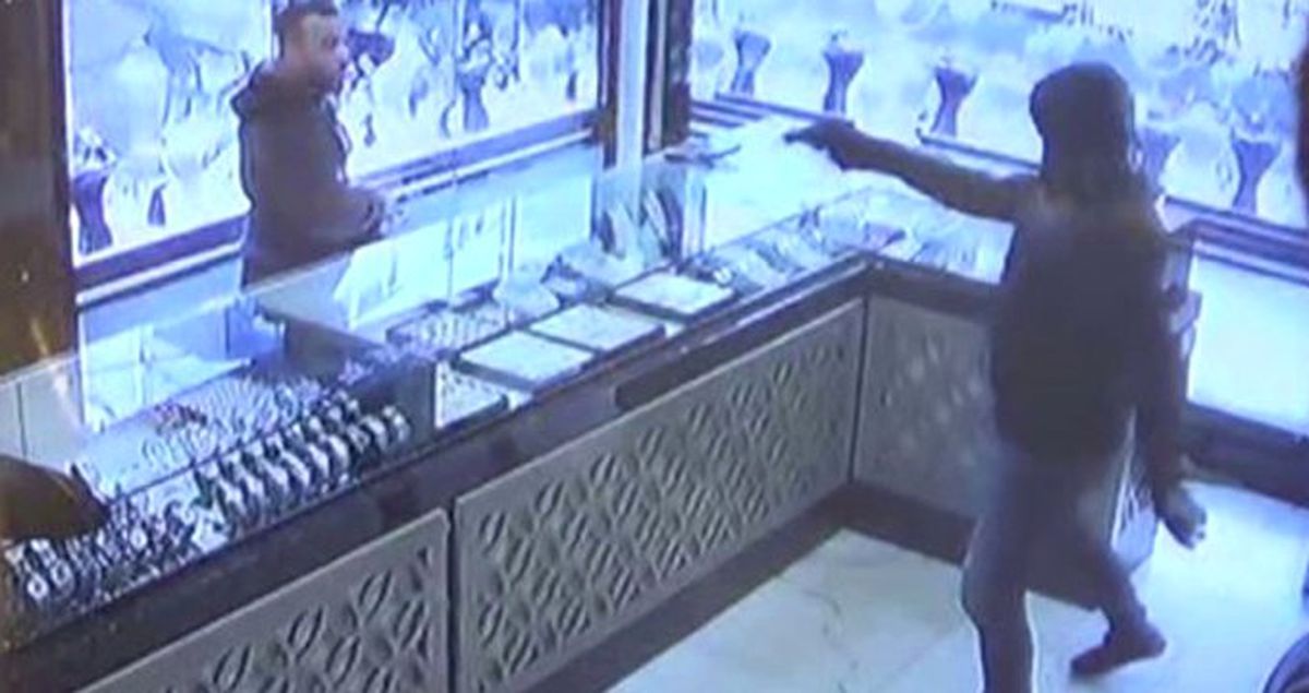 Kuyumcuyu Soymak İsteyen Silahlı Soyguncu, İş Yeri Sahibi Tarafından Sopa ile Kovalandı