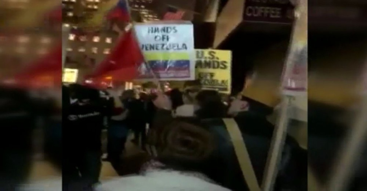 Maduro\'yu Destekleyenler New York\'ta Sokağa İndi