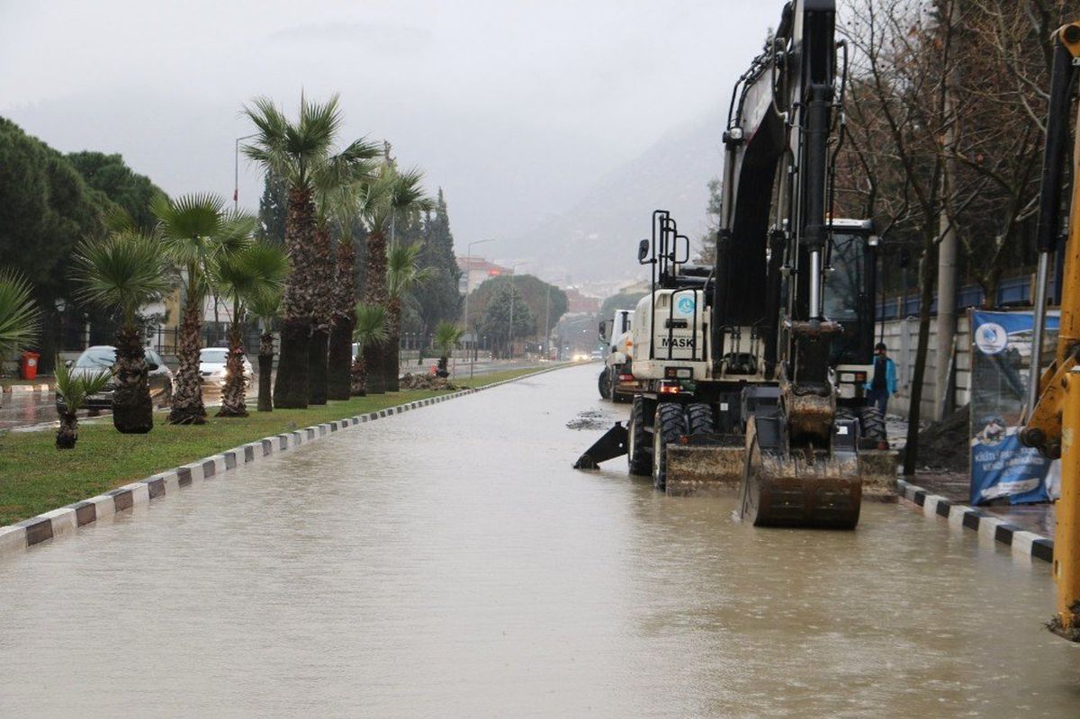 Maski Ekiplerinden İzmir Caddesi\'nde Yoğun Mesai