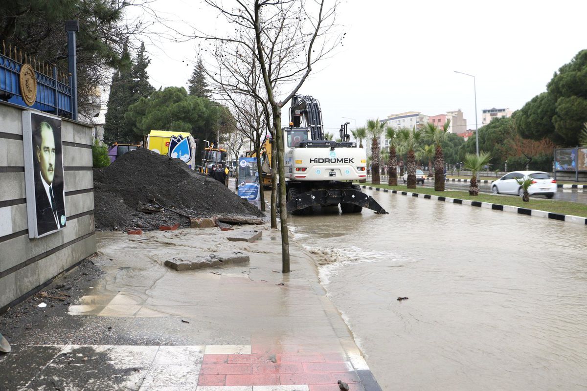 MASKİ Ekiplerinden, İzmir Caddesi\'nde Yoğun Mesai