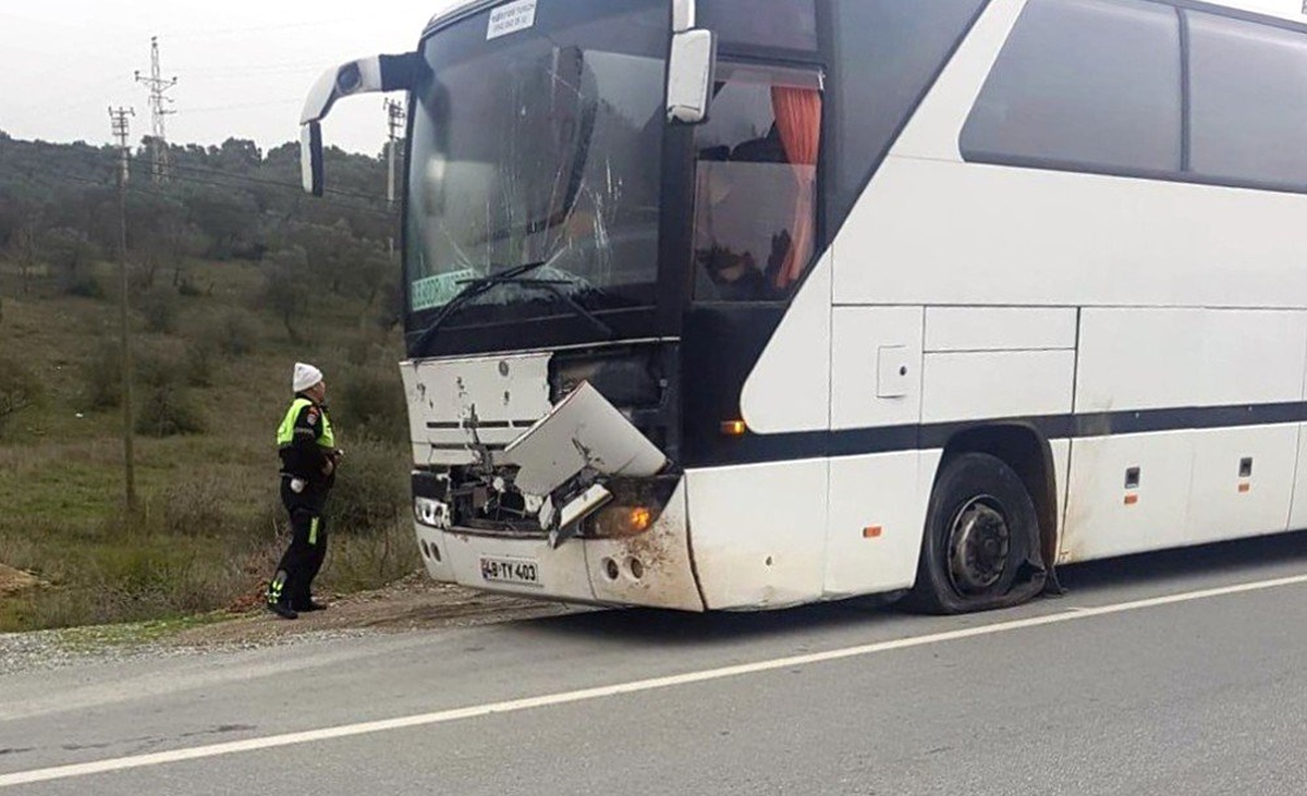 Milas\'ta Futbolcuları Taşıyan Otobüs Kaza Yaptı; 2 Yaralı