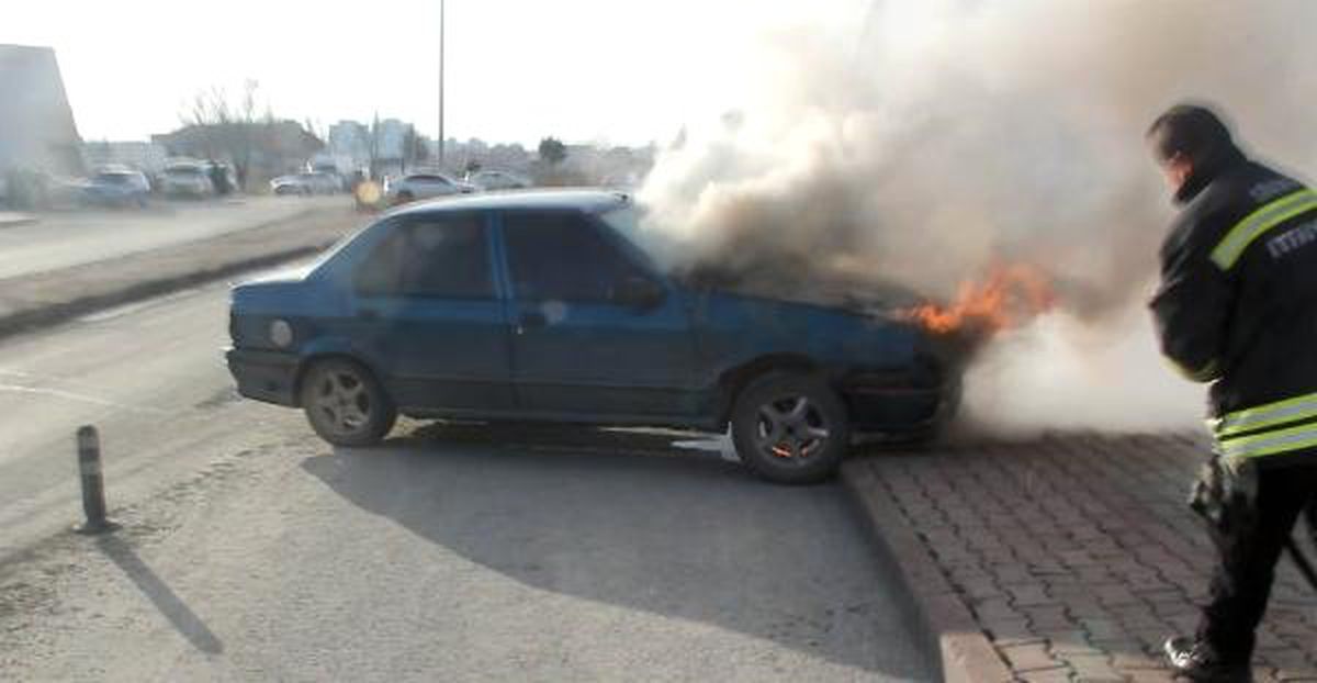 Motoru Alev Alan Otomobil, Başka Araca Çarptı