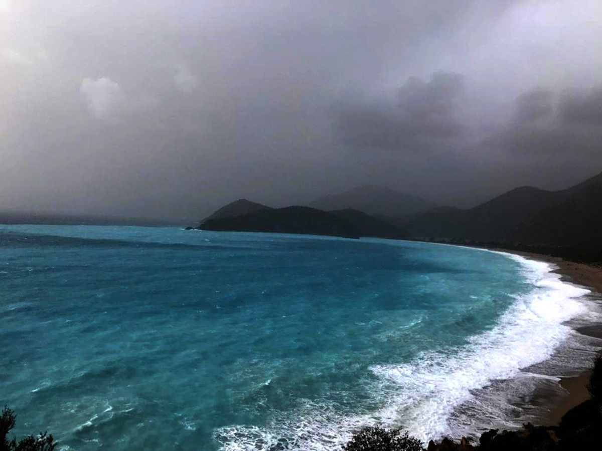 Ölüdeniz, Turkuaz Rengi ve Dev Dalgalarıyla İlgi Çekiyor